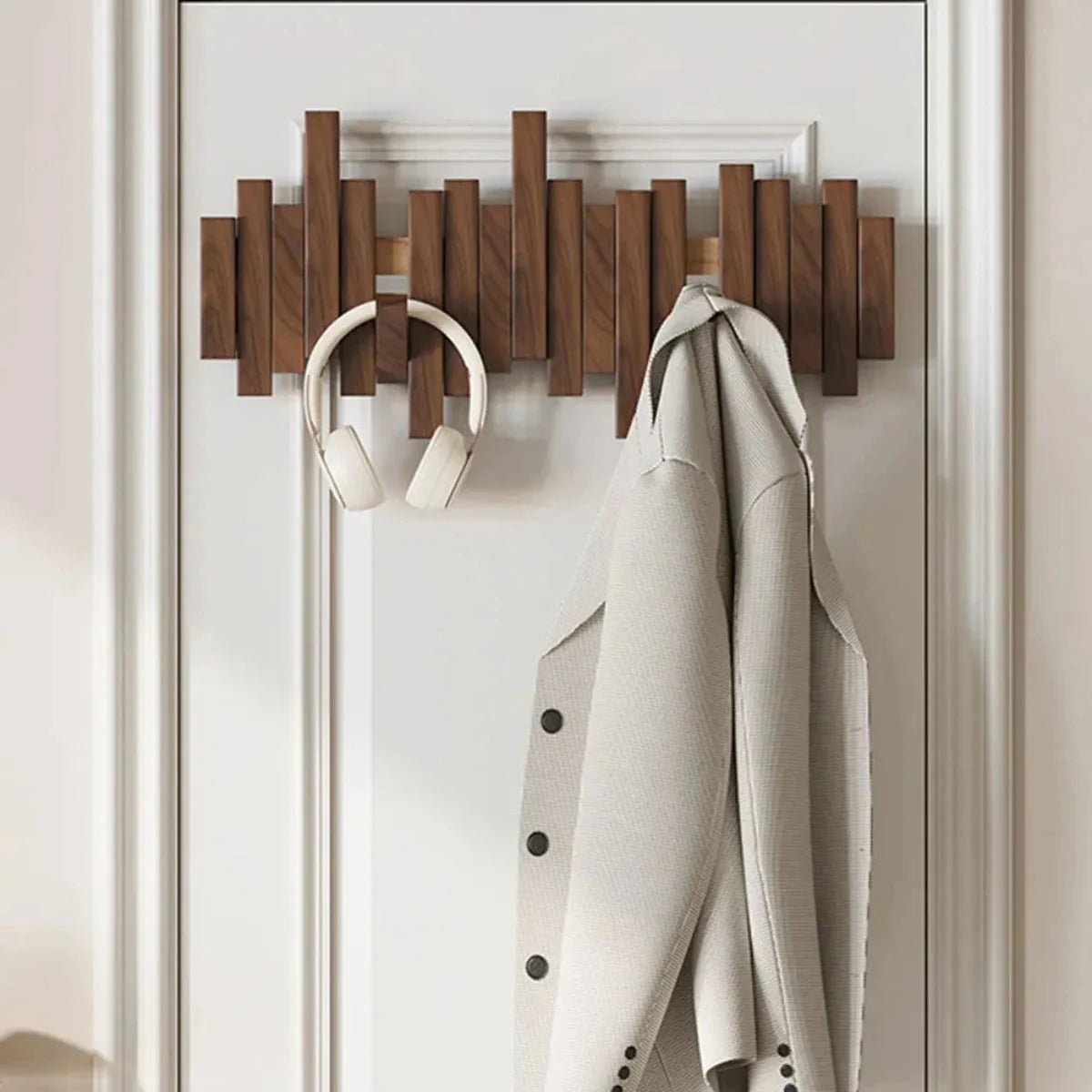 Elegante Houten Kapstok Pianostijl - Walnoot & Beuken met inklapbare haken gemonteerd aan de muur