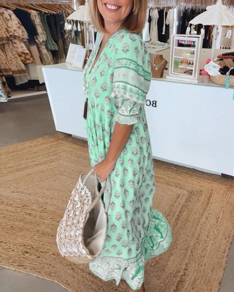 Midi-jurk met print gedragen met sandalen en rieten tas