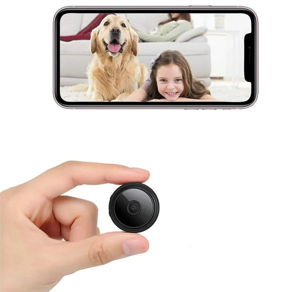 Compacte mini beveiligingscamera toont live beeld van kind en hond op smartphone scherm thuis