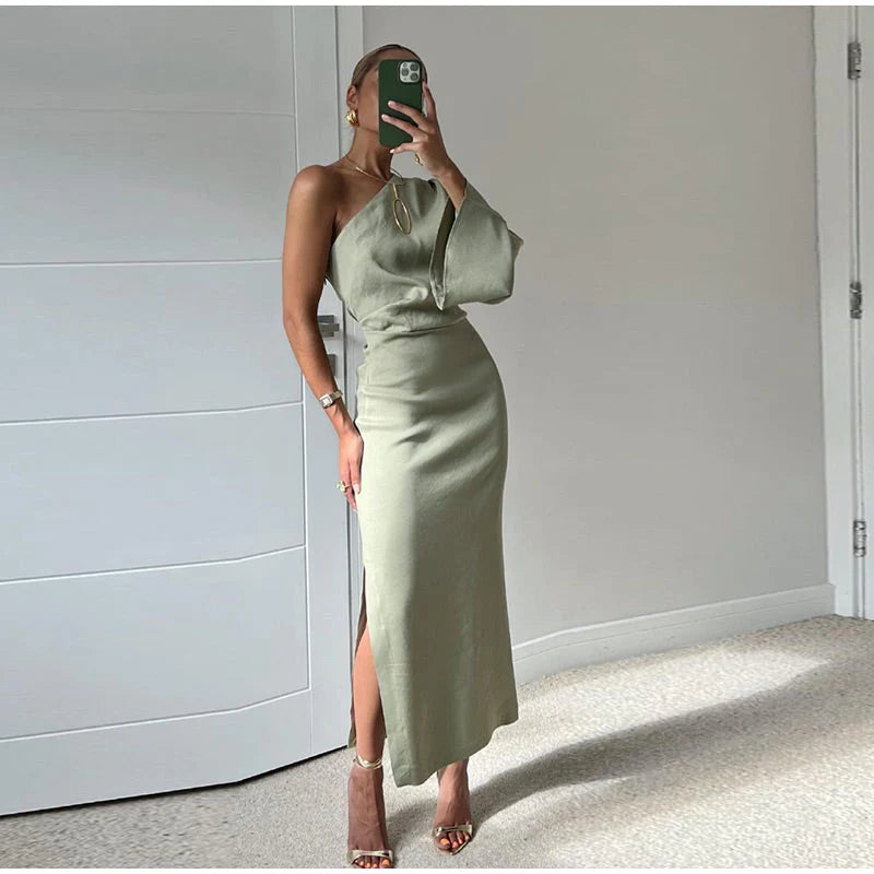 One-shoulder maxi jurk in olijfgroen met asymmetrische halslijn, lange mouw en zijsplit voor een geraffineerde avondlook