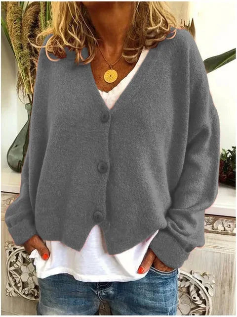 Detail van de v-halslijn en knopen van het Dames Cardigan Vest