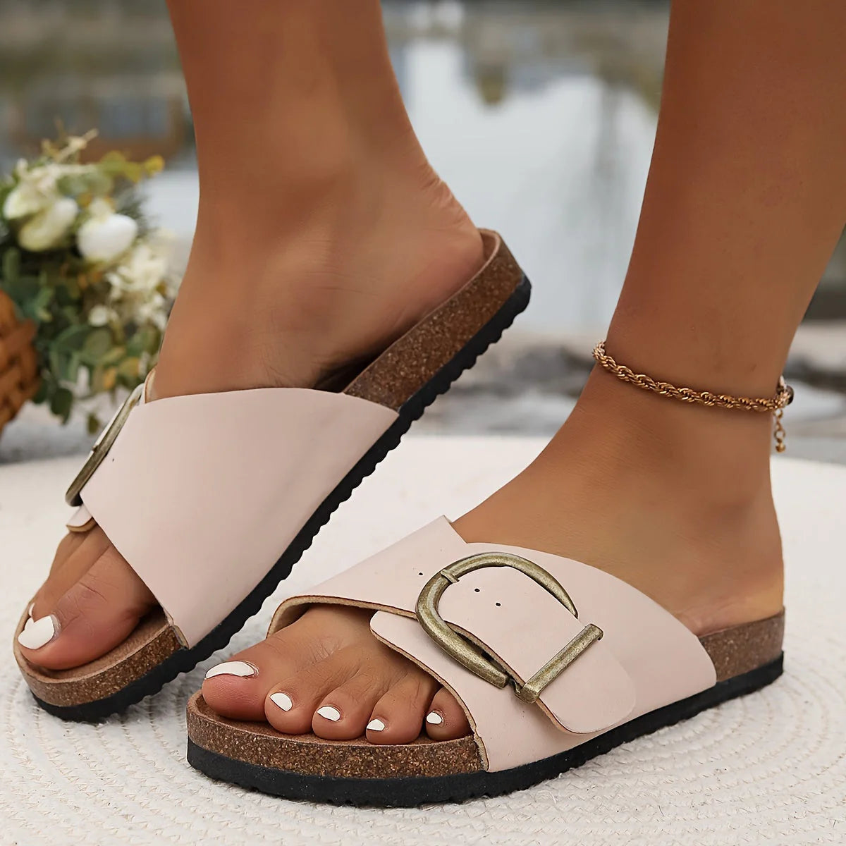 Dames slippers met gesp gedragen met zomerse outfit en accessoires