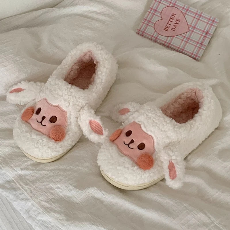 Close-up van Fluffy Animal Pantoffels met zachte witte pluche bovenkant en geborduurd dierengezicht