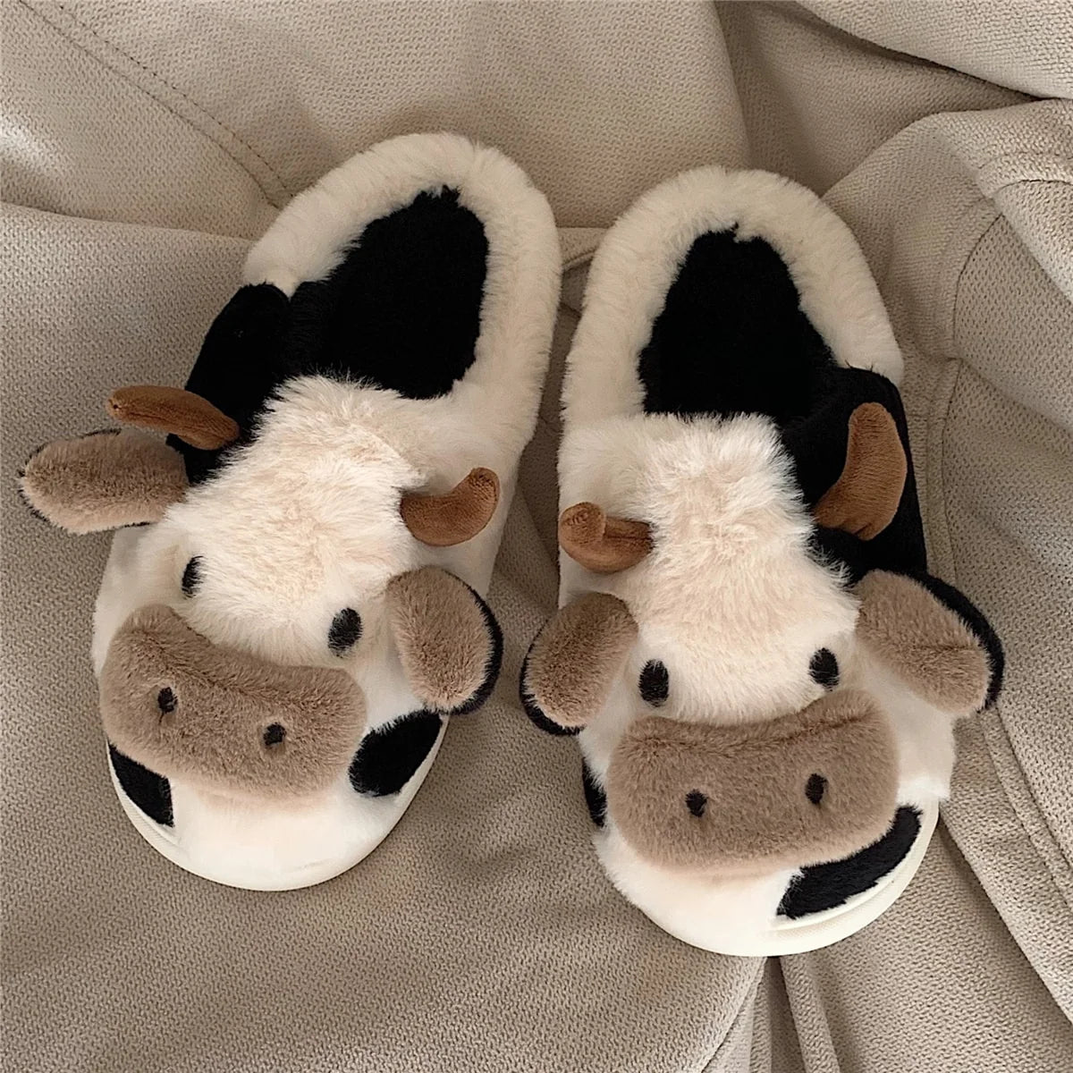 Fluffy Animal Pantoffels gedragen met roze loungewear voor comfortabel thuisgebruik