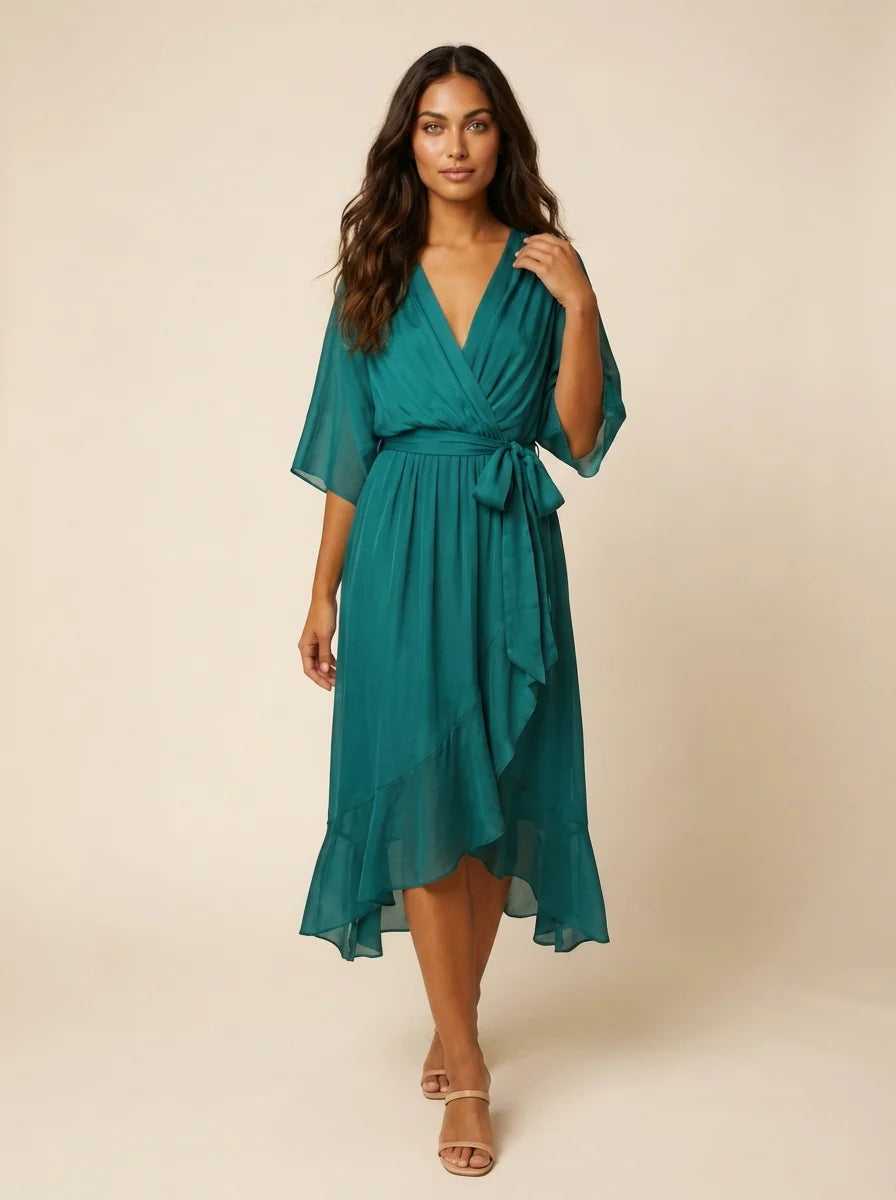 Midi wikkeljurk met V-hals en strikceintuur in groene kleur met zwierige mouwen en asymmetrische zoom