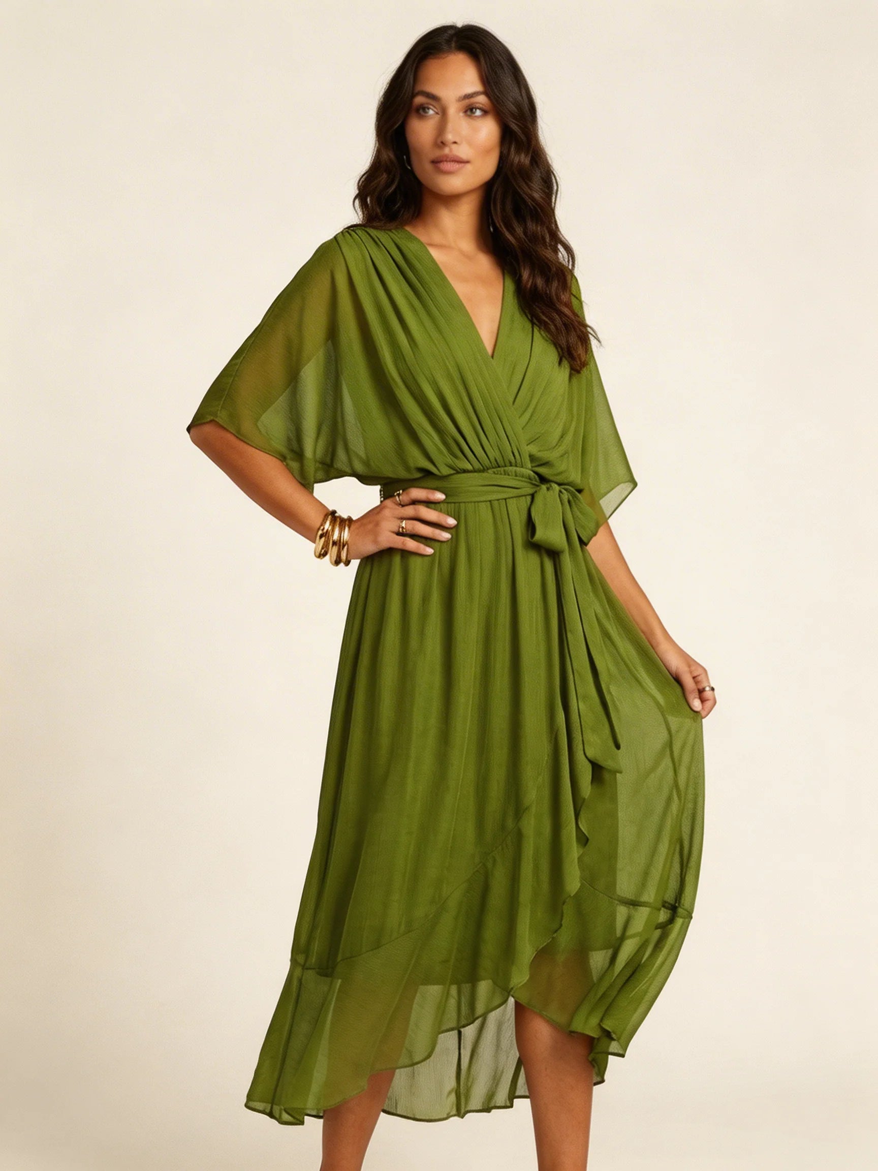 Volledige lengte midi wikkeljurk met asymmetrische zoom en vrouwelijk silhouet in groene tint