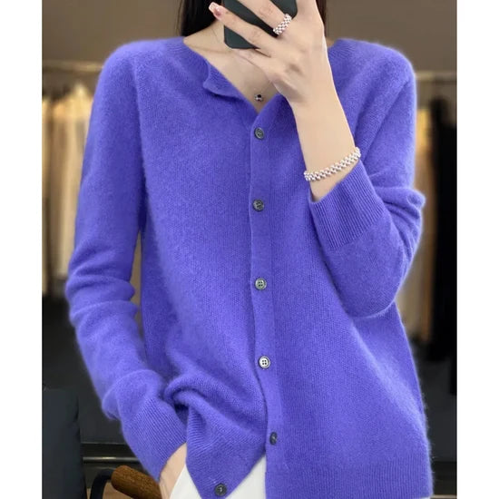 Detail van knoopsluiting op zwarte gebreide dames cardigan met ronde halslijn