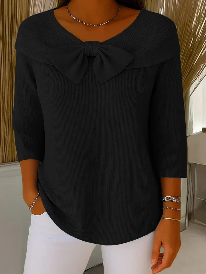 Achterkant van de elegante gebreide top met strik in zachte gebreide stof voor dames