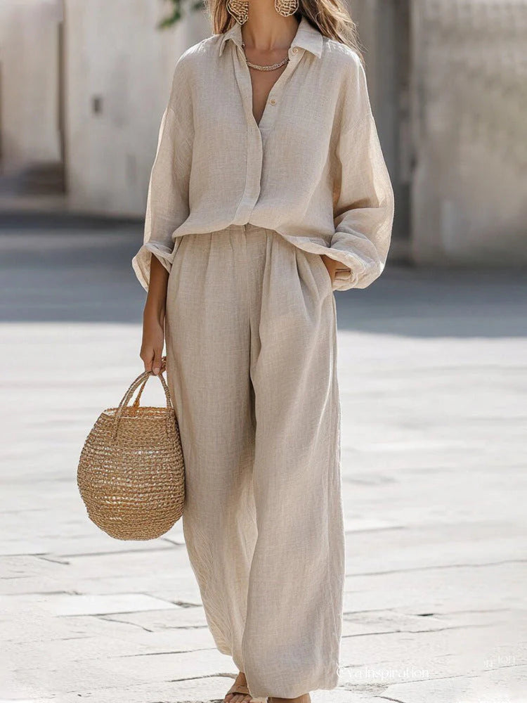 Volledige outfit shot van dames loungewear set gecombineerd met rieten tas