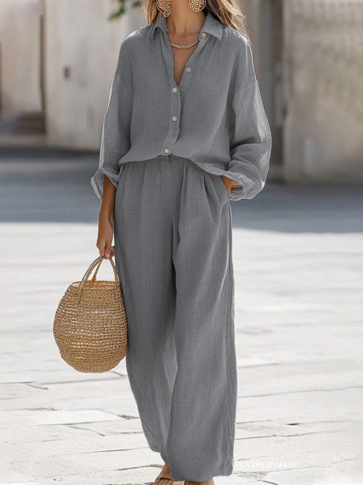 Achterkant van loungewear set met wijde broek en soepel vallende blouse