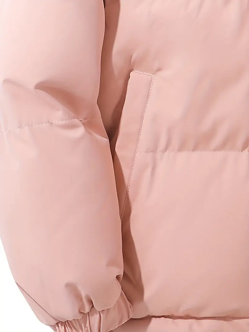Detail van gewatteerde puffer jas met afneembare capuchon en steekzakken aan de voorkant