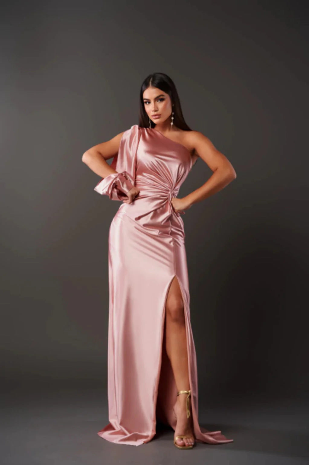 Close-up van gespleten mouw en one-shoulder design bij avondjurk
