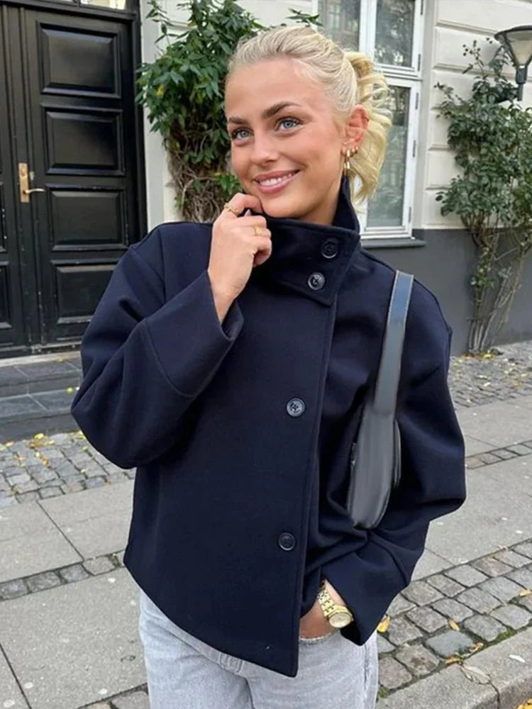 Dames korte jas gedragen met casual outfit, opstaande kraag en flatterend kort silhouet