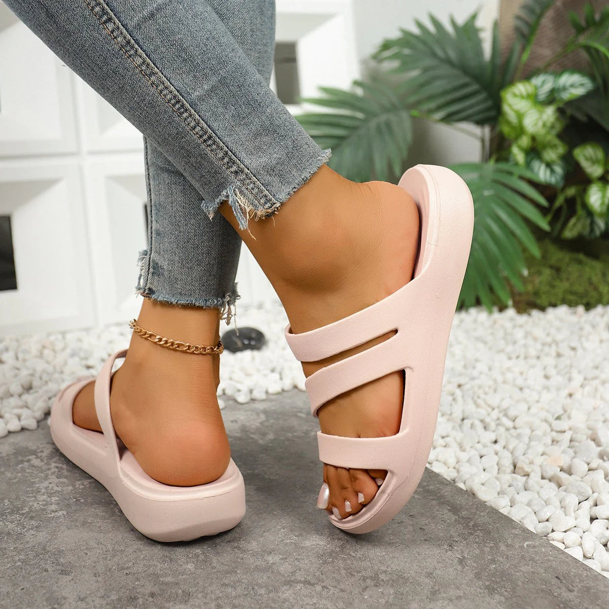 Dames platform sandalen kruisbanden detail van rubberen antislip zool en platform hoogte