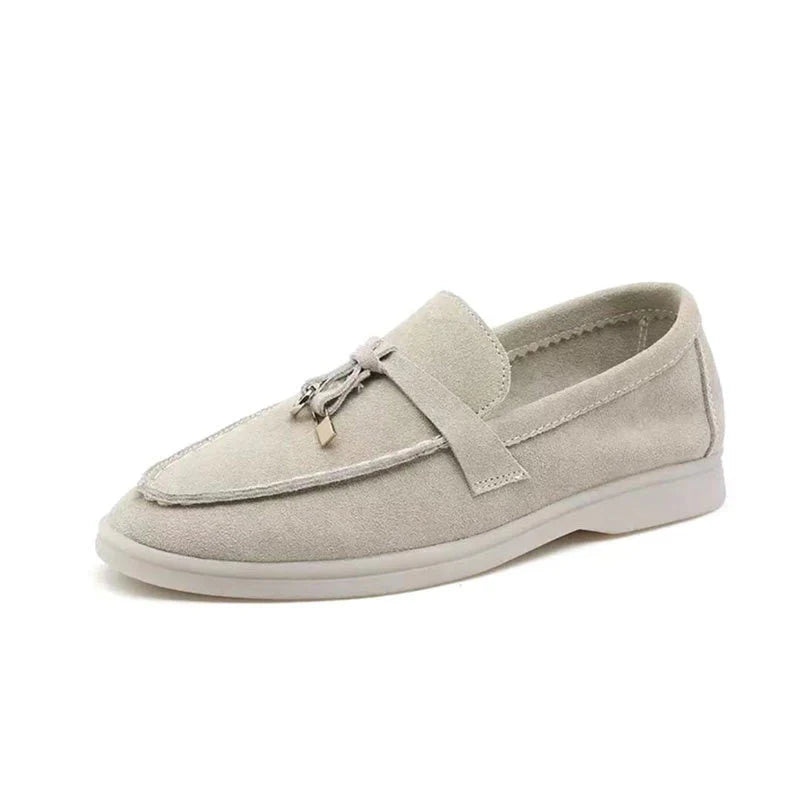 Paar zwarte instap loafers met suède afwerking en beige voering