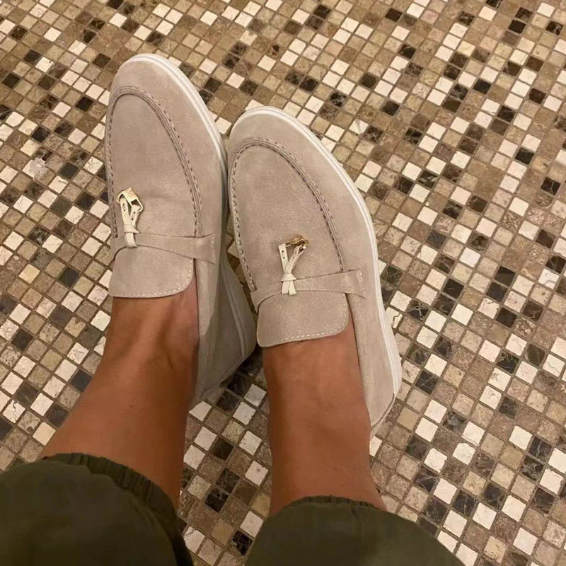 Onderkant zwarte loafers met lichte rubberen zool en structuur