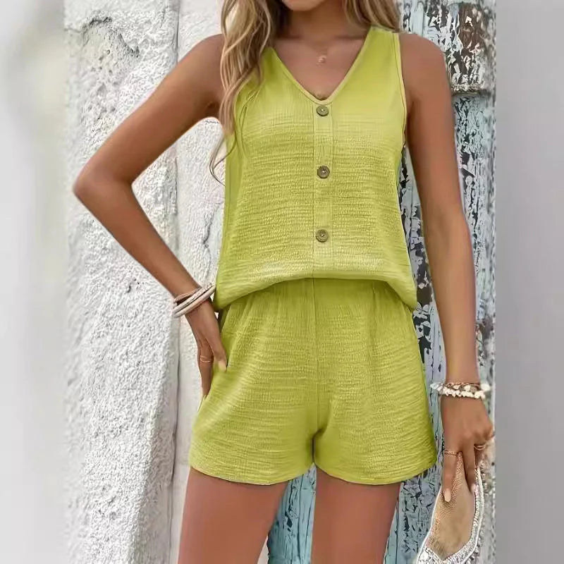 Vrouw in relaxed fit zomerset met V-hals top en bijpassende short