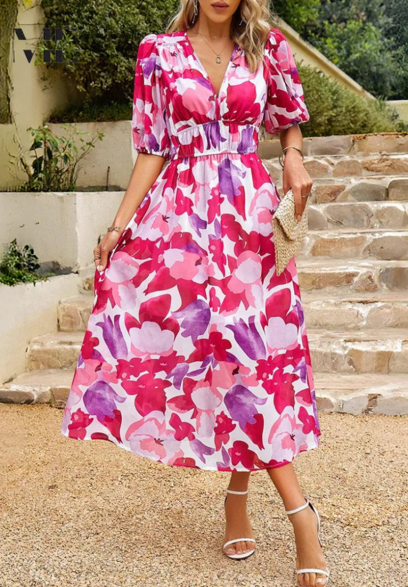 Vrouw in bloemenprint midi jurk met V-hals op vakantielocatie