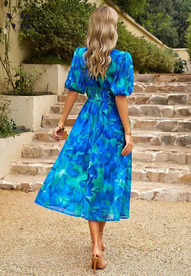 Vrouw toont bewegingsvrijheid in bloemenprint midi jurk met elastische taille