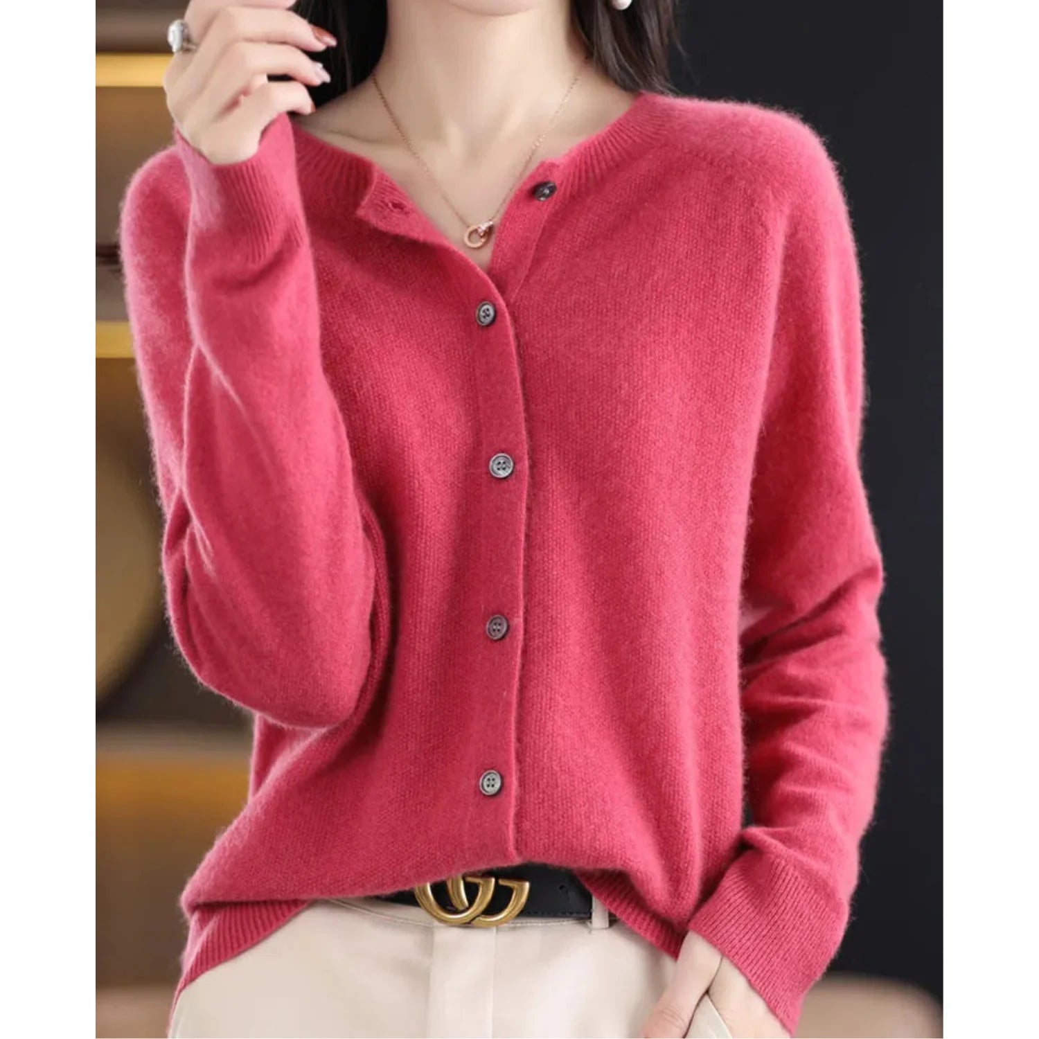 Detail van ribboord manchetten en zoom afwerking op dames gebreide cardigan