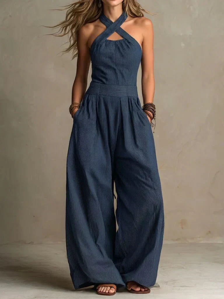Detail van halternek kruislijf en elastische taille van blauwe jumpsuit voor dames