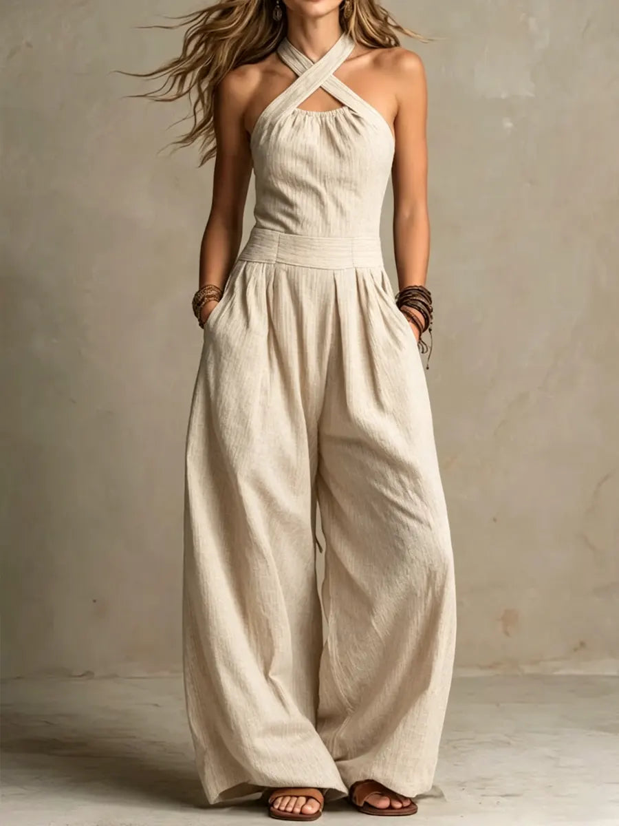 Zijaanzicht van vloeiende wijde pijpen en comfortabele pasvorm van halter jumpsuit