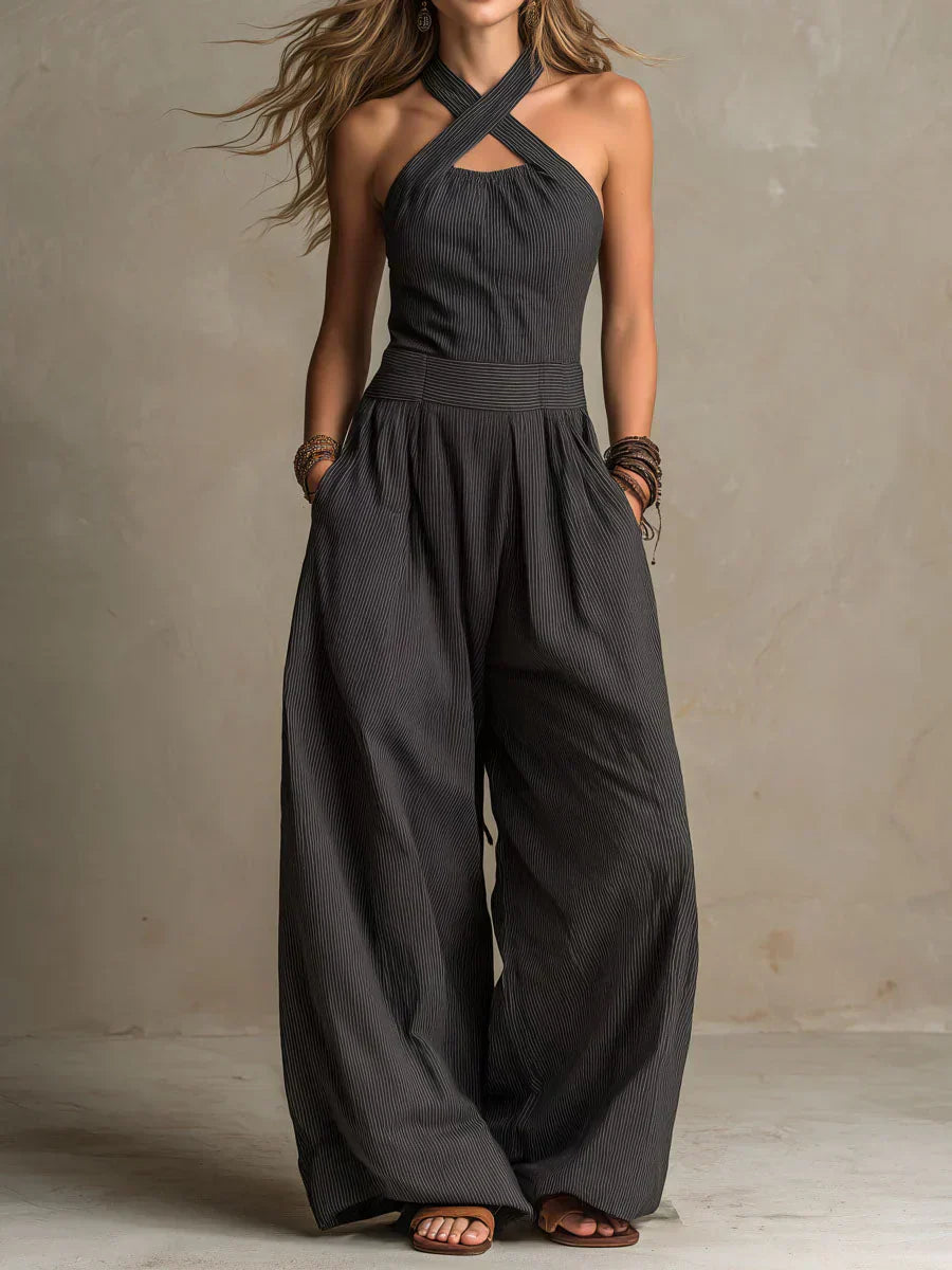 Volledige lengte foto van blauwe halter jumpsuit met wijde pijpen en lichte stoffen textuur
