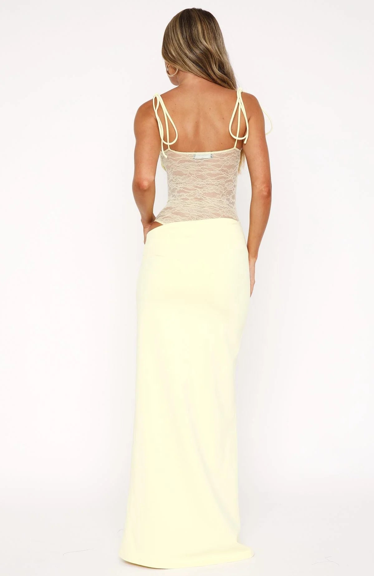 Maxi jurk met fijne bandjes en kanten inzet gecombineerd met zwarte clutch en hakken