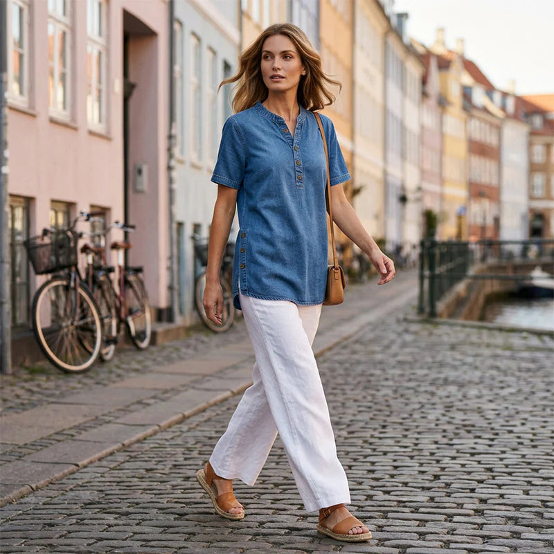 Volledige look met dames denim tuniek gecombineerd met witte broek