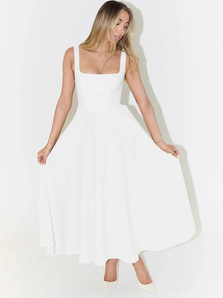Midi jurk vierkante hals gedragen met platte sandalen voor casual look