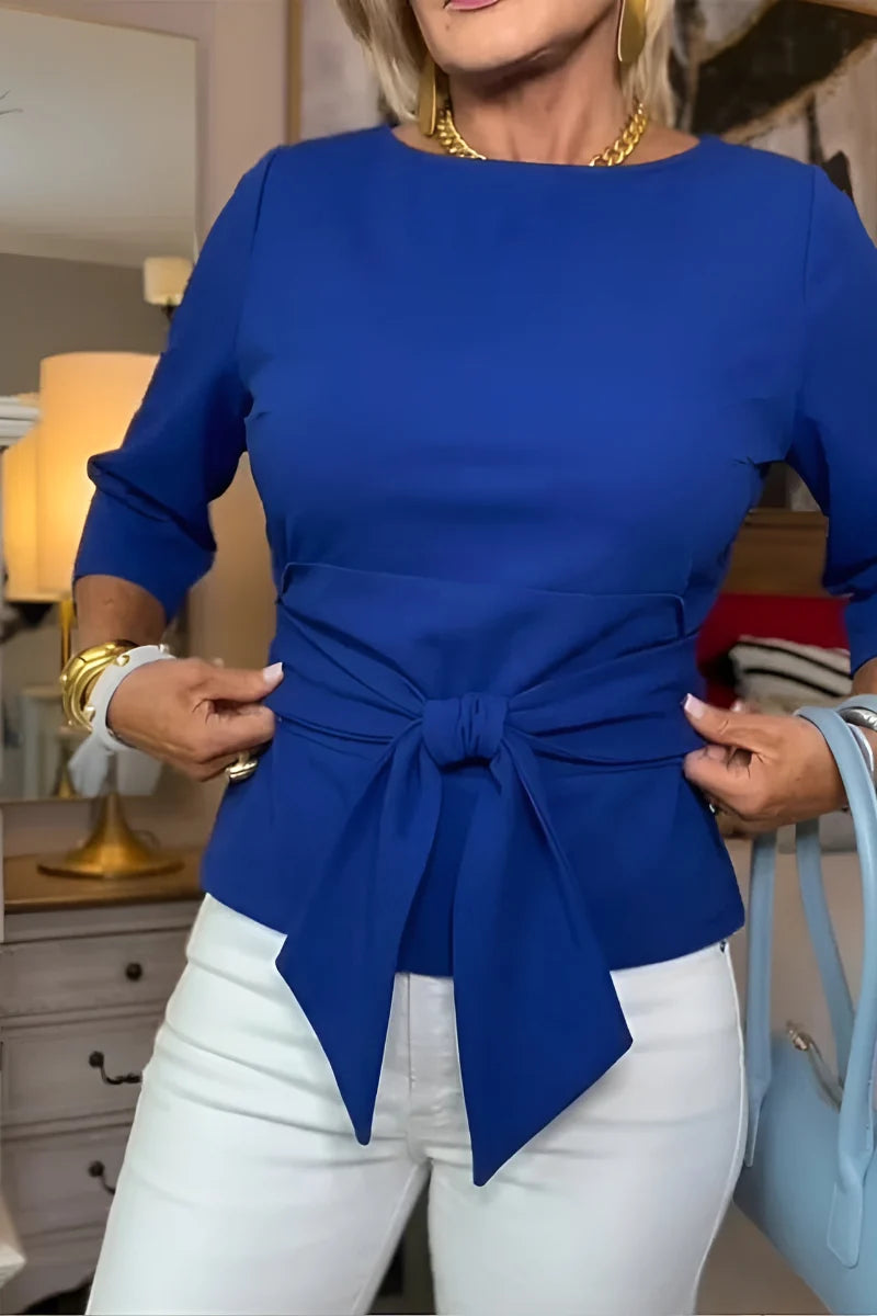 Close-up van verstelbare strikdetail in de taille van dames top