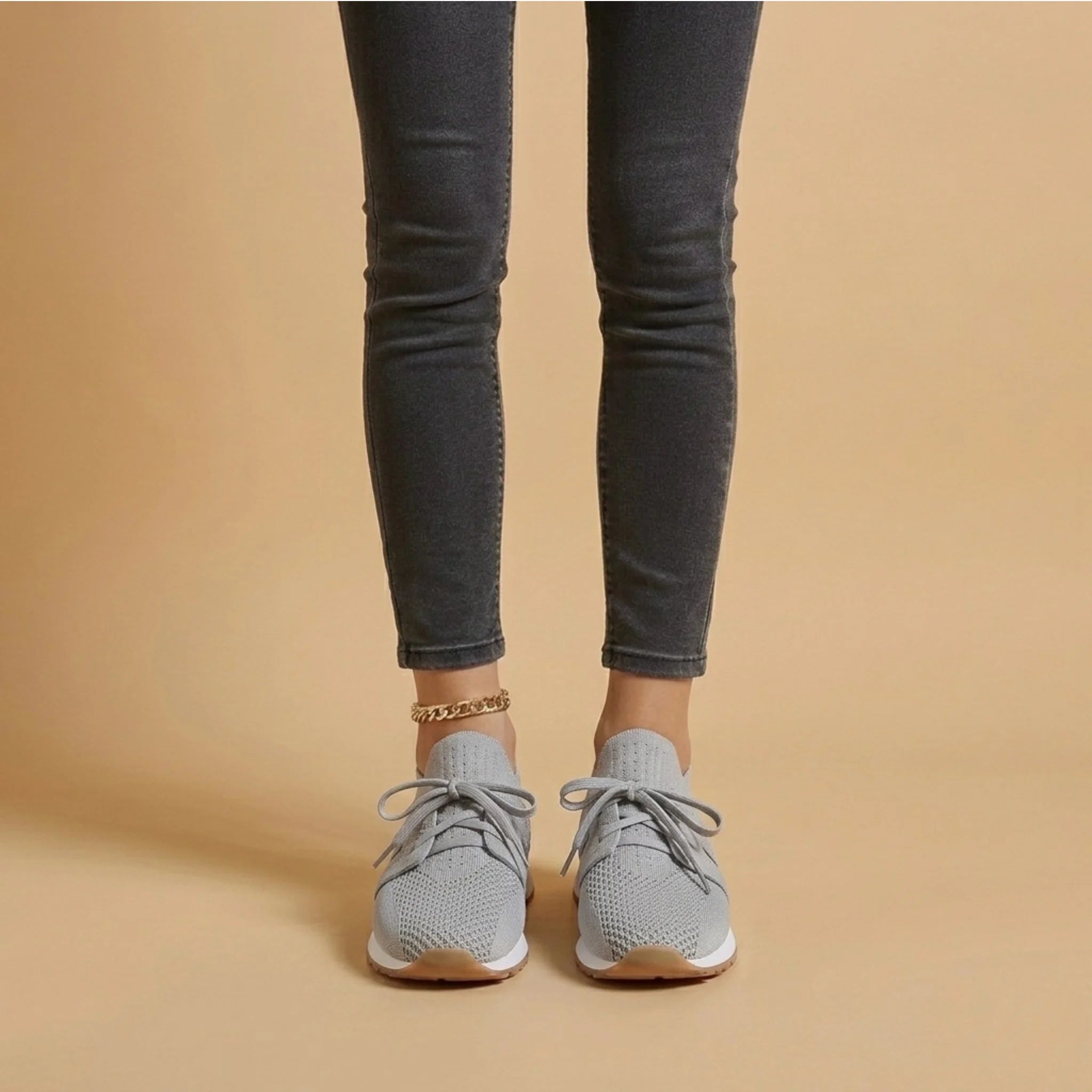 Gebreide sneakers gedragen met casual jeans, veelzijdig inzetbaar voor dagelijkse looks