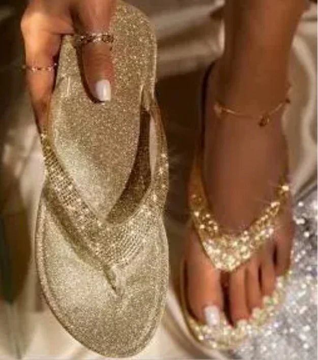 Dames strand teenslippers met strass in zwart, bovenaanzicht van glinsterende oppervlak en slip-on ontwerp