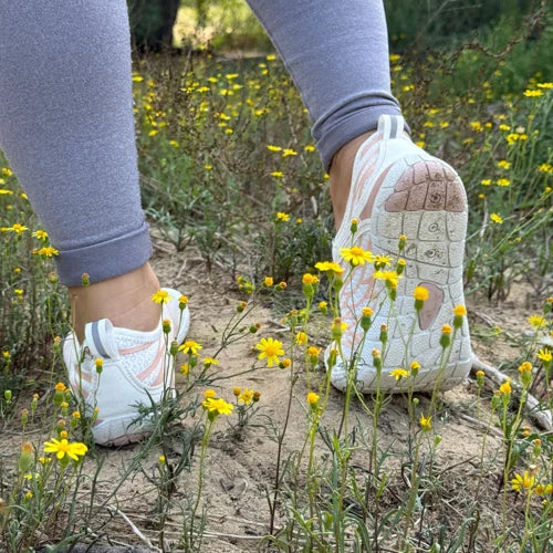 Hieldetail van barefoot sneakers met trekkerlip en roze accent voor gemakkelijk aantrekken