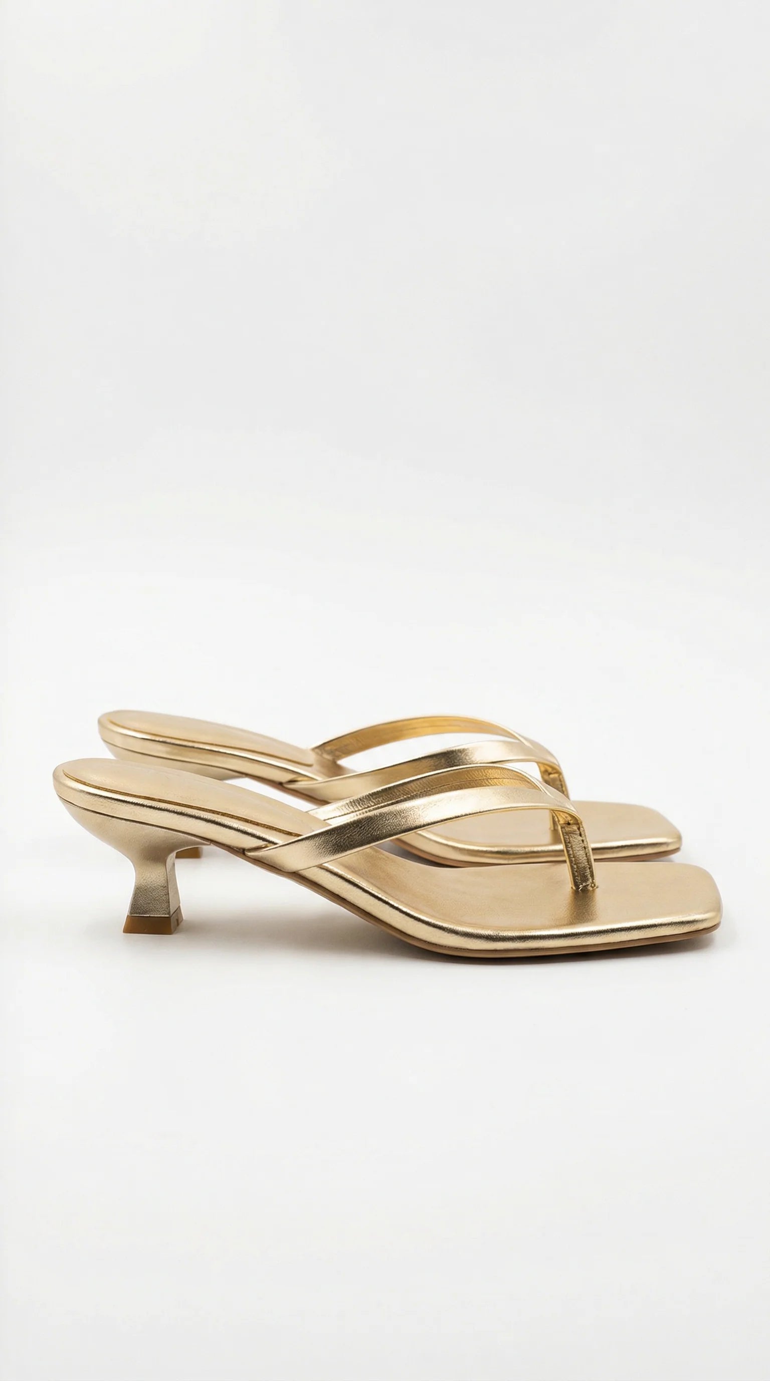 Zijaanzicht van lage hak sandalen met gladde afwerking en verfijnde bandjes voor dames