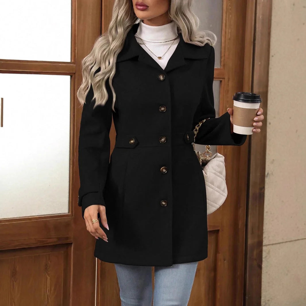 Dames trenchcoat met ceintuur in beige kleur, getailleerd model met lange mouwen en elegante pasvorm voor kantoor