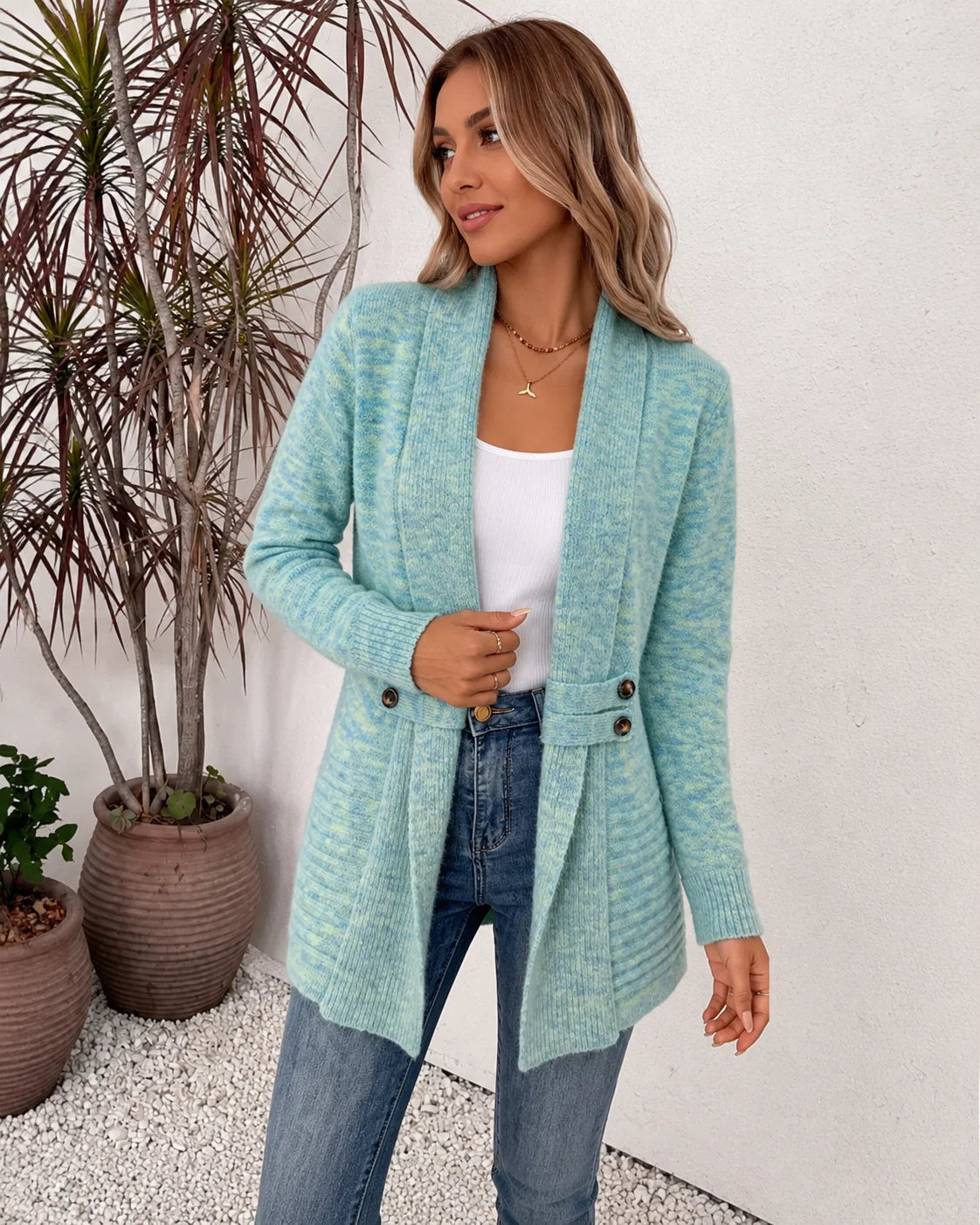 Achterkant van beige gebreid vest met lange mouwen en gebreide textuur