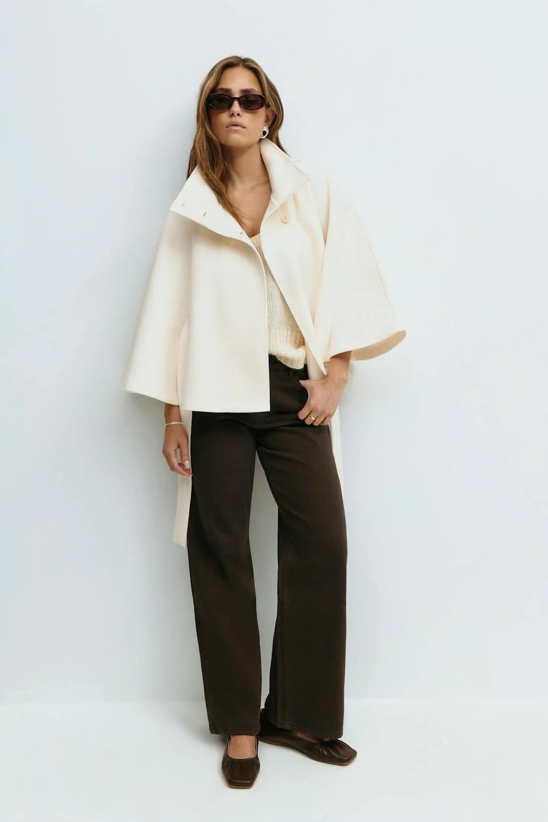 Achterkant van korte trenchcoat met ceintuur en gestructureerde stof voor dames