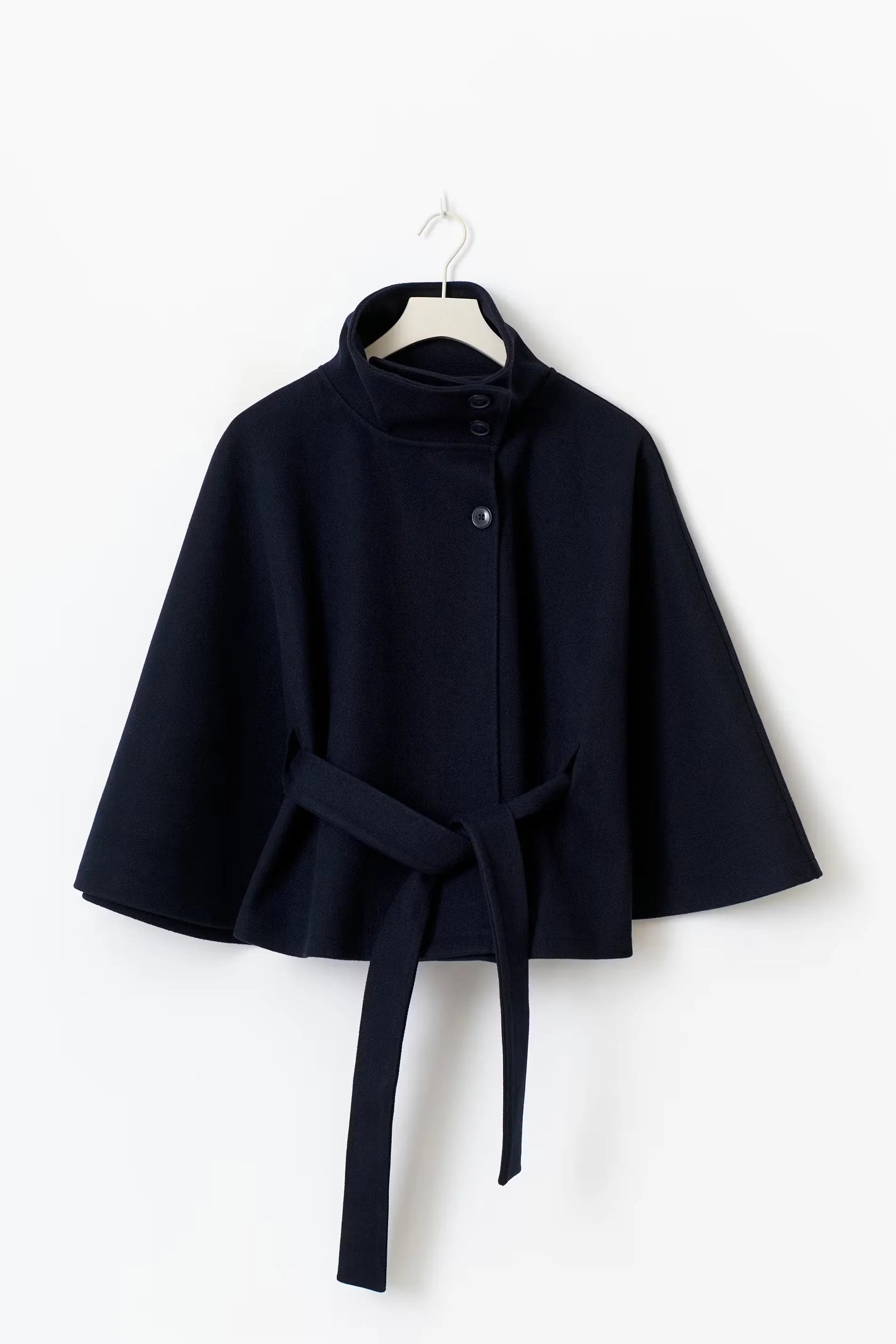 Close-up van ceintuur detail op korte dames trenchcoat met getailleerde pasvorm