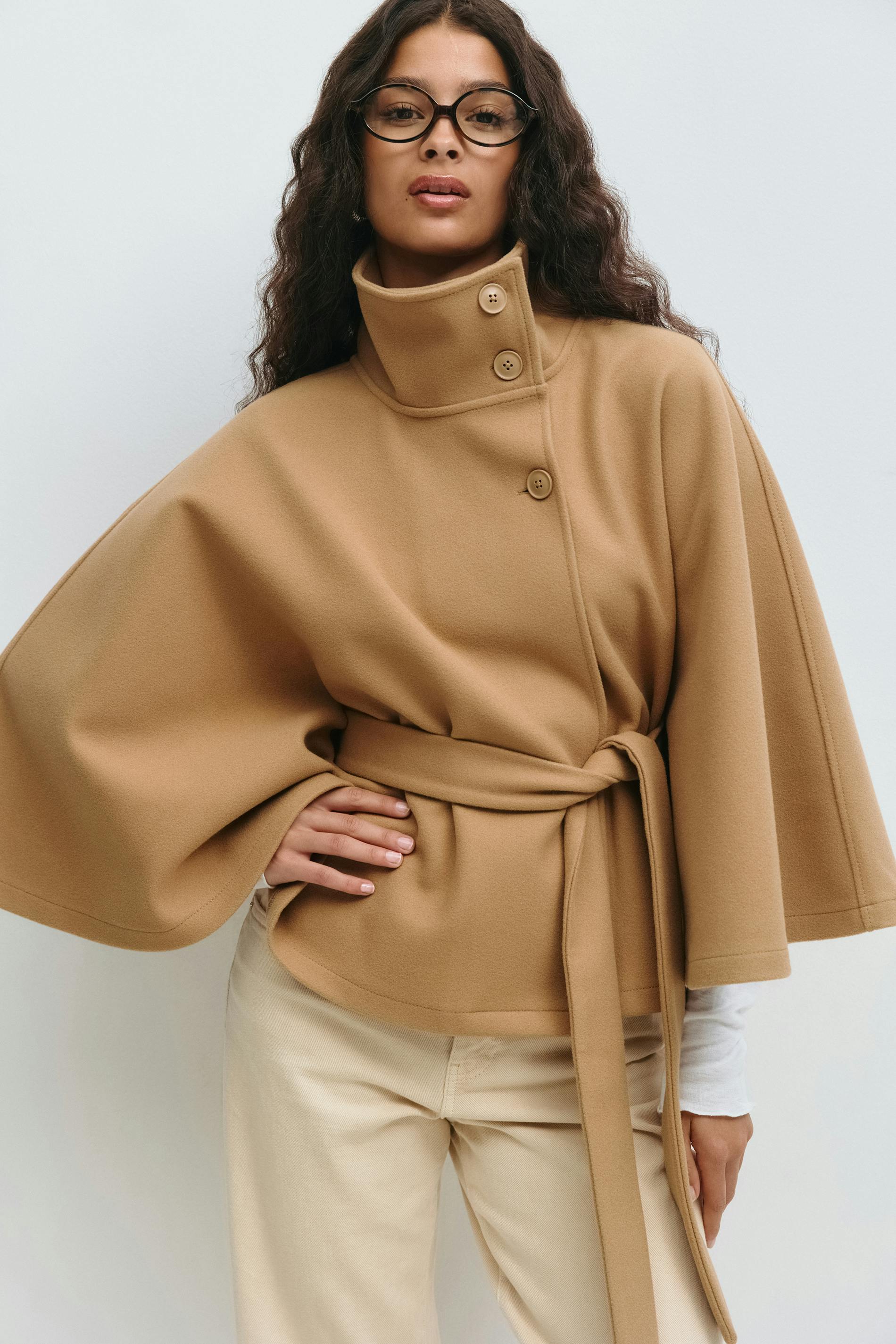 Dames trenchcoat in beige met korte lengte tot op de heup en knoopsluiting