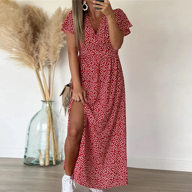 Polkadot maxi jurk gecombineerd met witte sneakers voor casual dagelijkse outfit