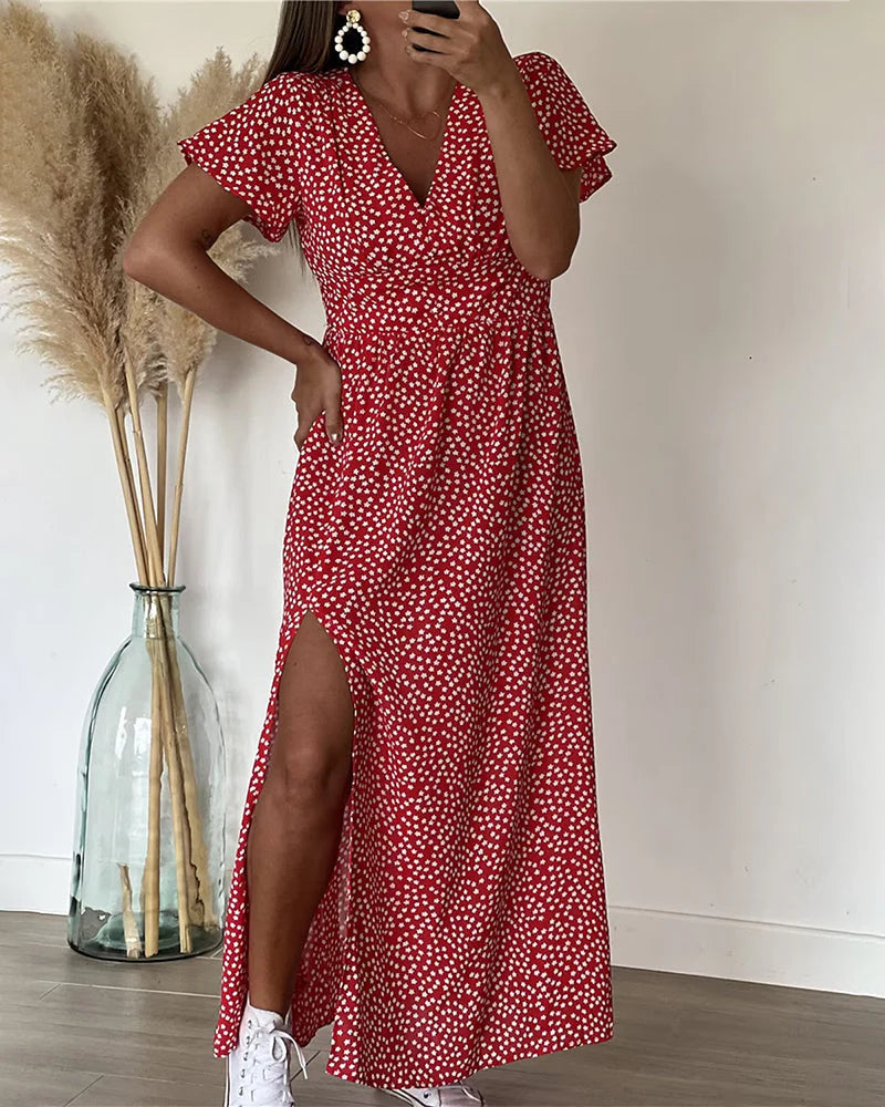 Zijaanzicht van maxi jurk met zijsplit en A-lijn silhouet in rode polkadot print