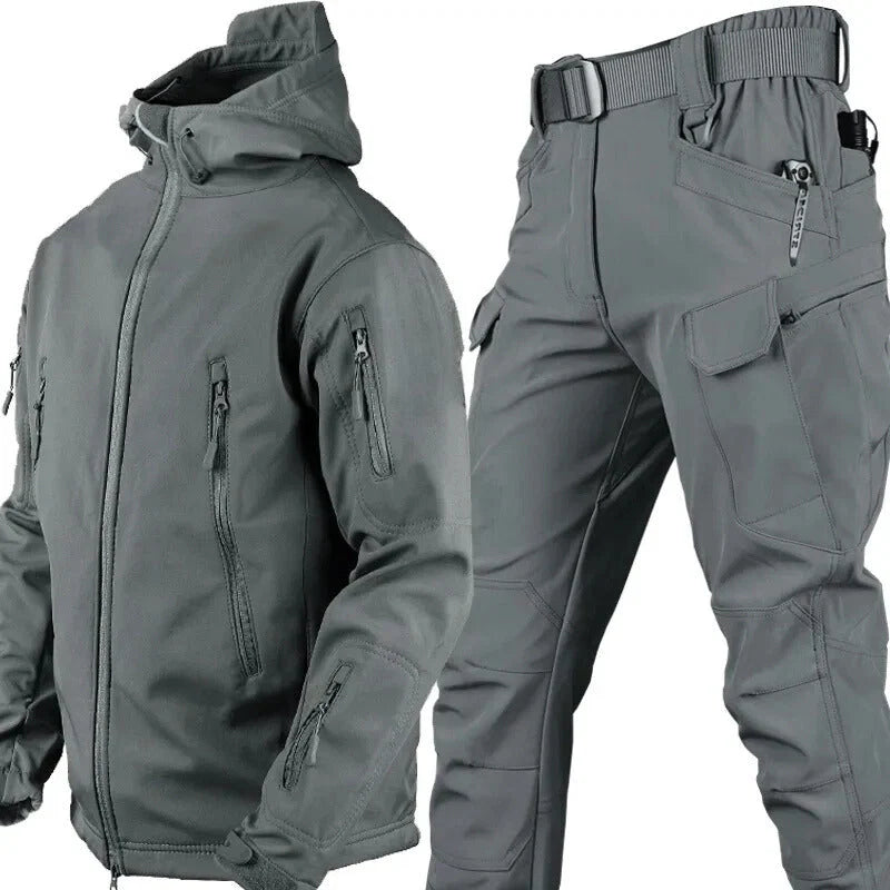 Zijaanzicht van heren outdoor jas met zakken met rits en gestructureerde stof