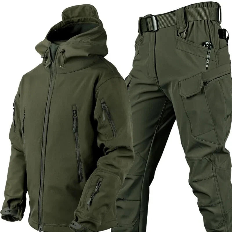 Detail van functionele zakken met rits op heren tactische jas en cargo broek