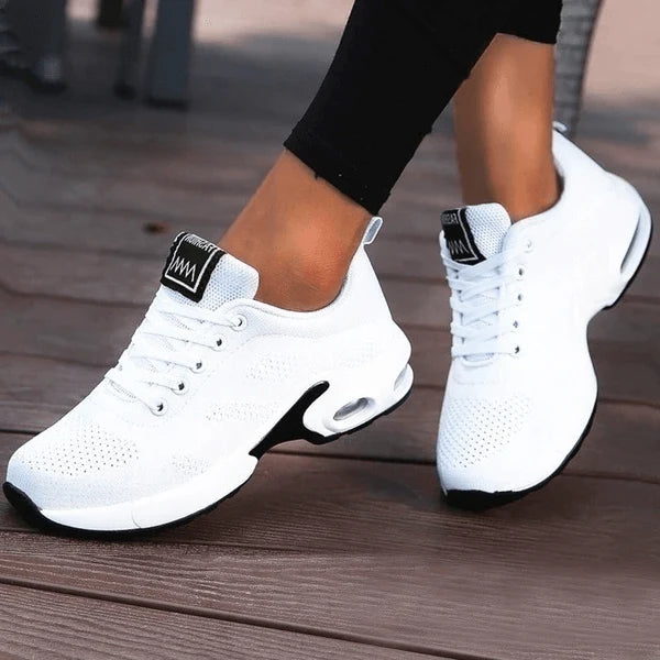 Detail van dames sneakers met geperforeerde mesh bovenkant en flexibele zool