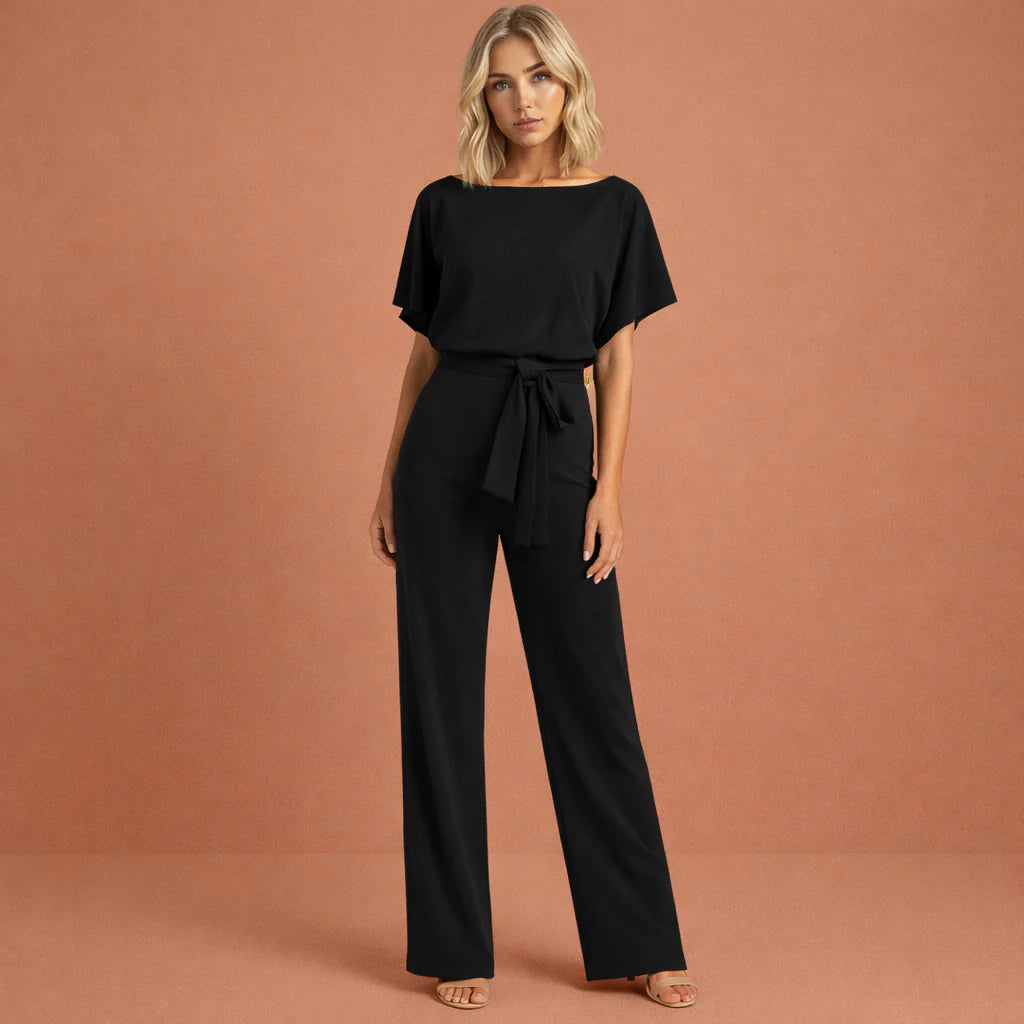 Detail van jumpsuit met strikceintuur, korte kimonomouwen en gecoördineerde broekpijpen