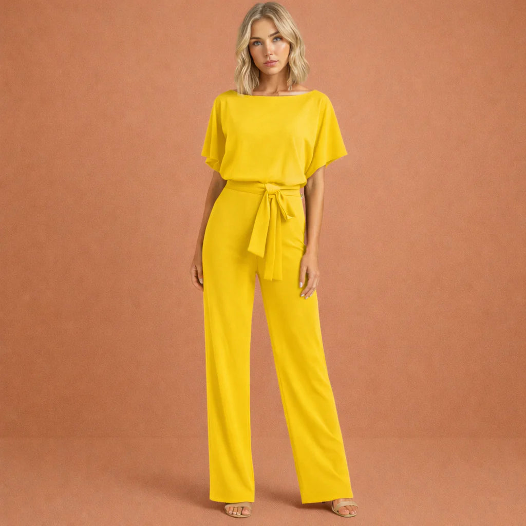 Jumpsuit gedragen met strikceintuur vastgeknoopt, kimonomouwen zichtbaar