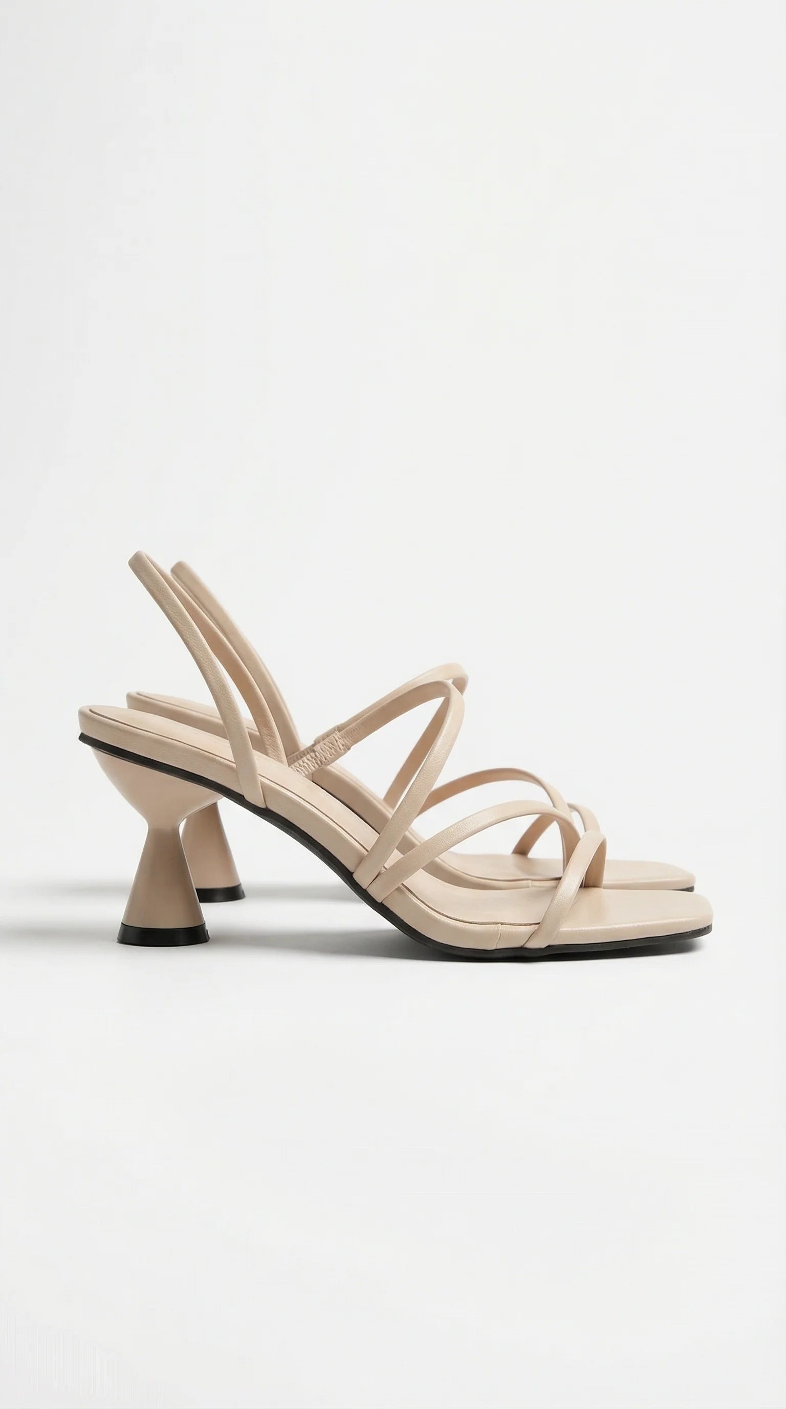 Detail van sculpturale kitten heel en open teen ontwerp van dames sandalen
