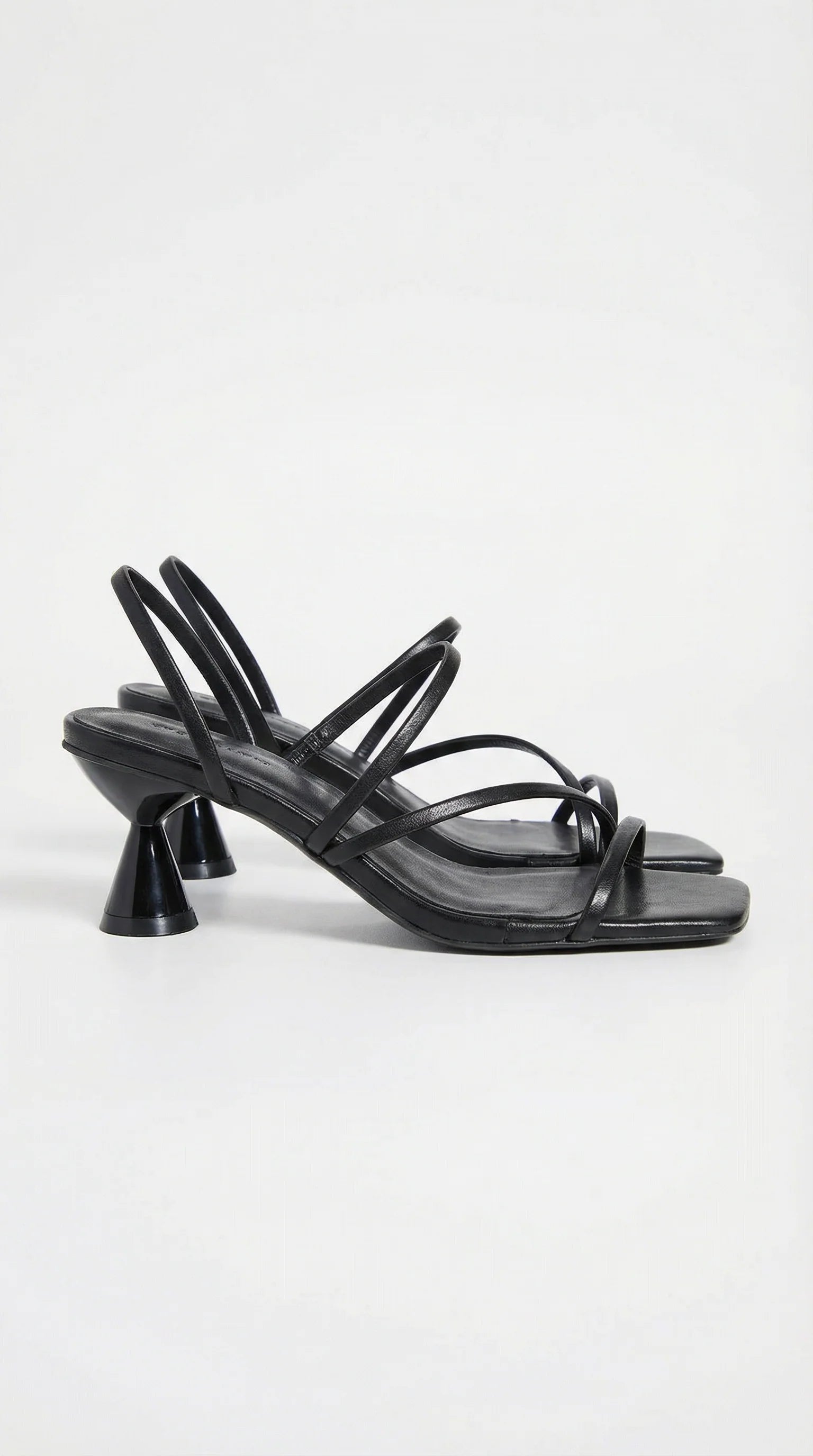 Achteraanzicht van kitten heel sandalen met verfijnde afwerking