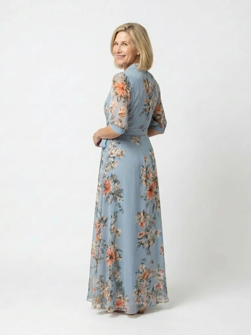 Detail van bloemenprint maxi jurk met verstelbare strikceintuur en wikkelstijl V-hals